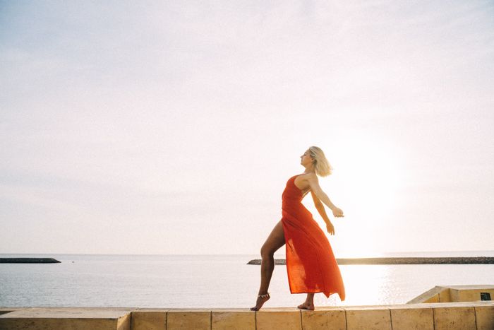 Una bailarina ensayando sola al aire libre a la hora dorada